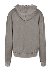 Grå, livlig hettegenser med en teksturert overflate, med snorhette og ribbede mansjetter. Designet er løst med en enkel, sømløs bakside.