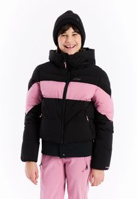 Zwarte pufferjack met roze accenten, met een hoge kraag, ritssluiting en elastische manchetten. Draagt een bijpassende roze broek.