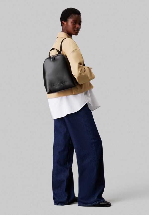 EMBOSSED ROUND BACKPACK - Rucksack4