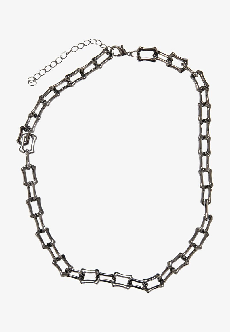 Metal kædehalskæde med forlængede, sammenkoblede rektangulære former i en mørk finish. Inkluderer en klipslås og justerbar kædeudvidelse.