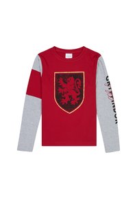 Koszula z długim rękawem o czerwonym korpusie, szarych rękawach, z grafiką lwa w ozdobnej złotej tarczy na środku oraz napisem "Gryffindor" na lewym rękawie.