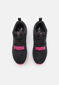 Zwarte sportschoenen met mesh-stof, roze "PUMA"-logo, vetersluiting en witte loopzool. Aangenaam gevormd met een gevoerde schacht.