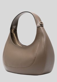 Bruine leren schoudertas met een gebogen vorm, een gestructureerde afwerking en een ritsvak aan de binnenkant. Voorzien van een enkele, brede schouderband voor comfortabel dragen.