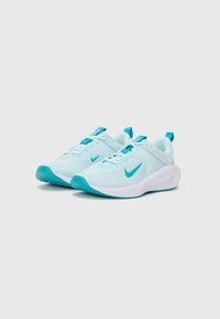 Světle modré sportovní boty s tyrkysovými akcenty, se hladkým textilním svrškem, šněrovacím designem a polstrovanou bílou podrážkou.