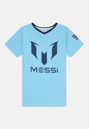 T-shirt bleu clair à col en V avec logo Messi bleu foncé et "M" stylisé sur le devant, plus un petit écusson sur la manche gauche.