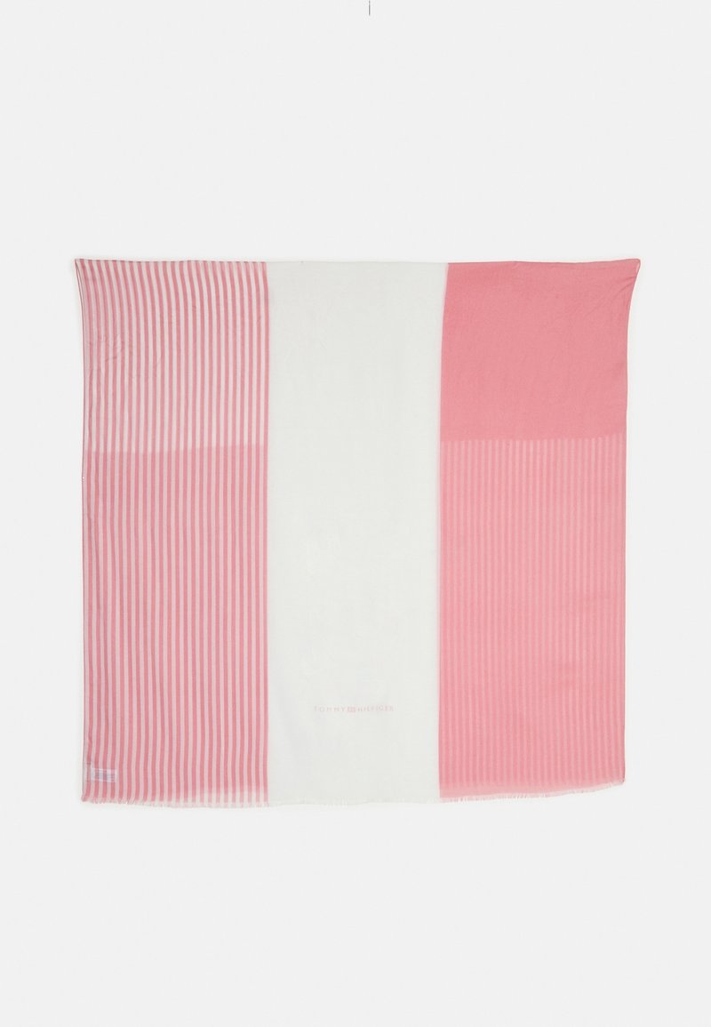 Tissu rectangulaire avec trois panneaux verticaux : rayures verticales roses et blanches à gauche et à droite, panneau central blanc uni.