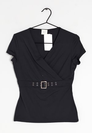 Czarny krótki top z kopertowym dekoltem w kształcie litery V i detalem klamry z dziurkami, wiszący na czarnym wieszaku na białym tle.