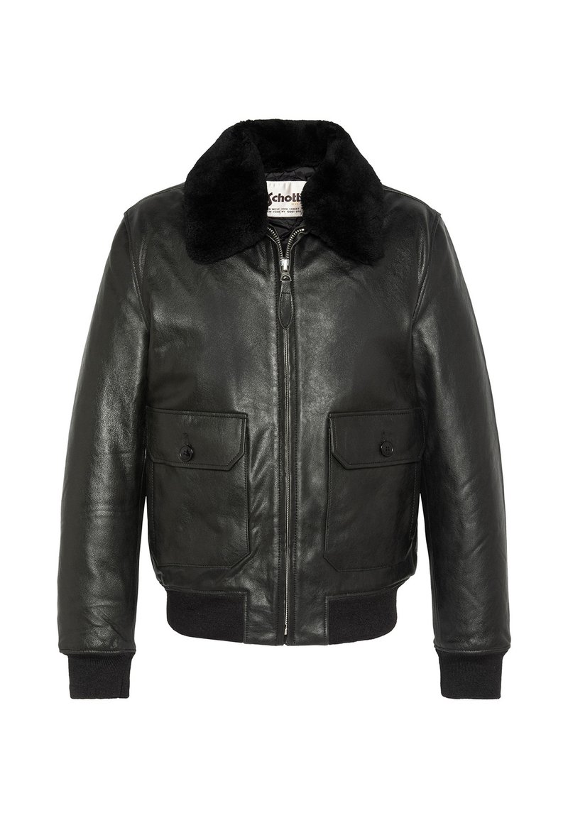 Giubbotto bomber in pelle nera con colletto in shearling, chiusura a zip e due tasche con bottone. I polsini a coste e il bordo in vita aggiungono texture.