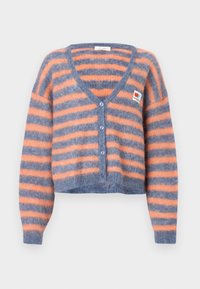 Randig kort cardigan i mjukt blått och orange fluffigt material, med V-ringning, knappstängning och en liten etikett med ett hjärtformigt mönster.