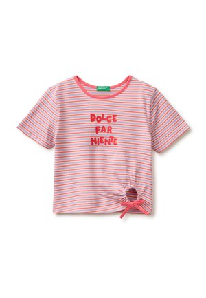 Krótki różowo-pomarańczowy paskowany crop top z czerwonym tekstem "DOLCE FAR NIENTE" i związanym wycięciem w pobliżu dolnego brzegu.