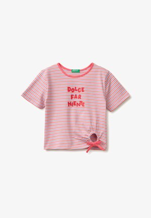 Krótki różowo-pomarańczowy paskowany crop top z czerwonym tekstem "DOLCE FAR NIENTE" i związanym wycięciem w pobliżu dolnego brzegu.