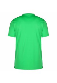 Zelená polo košile s krátkým rukávem vyrobená z hladké látky, s klasickým límečkem a jednobarevným designem bez viditelných vzorů nebo akcentů.