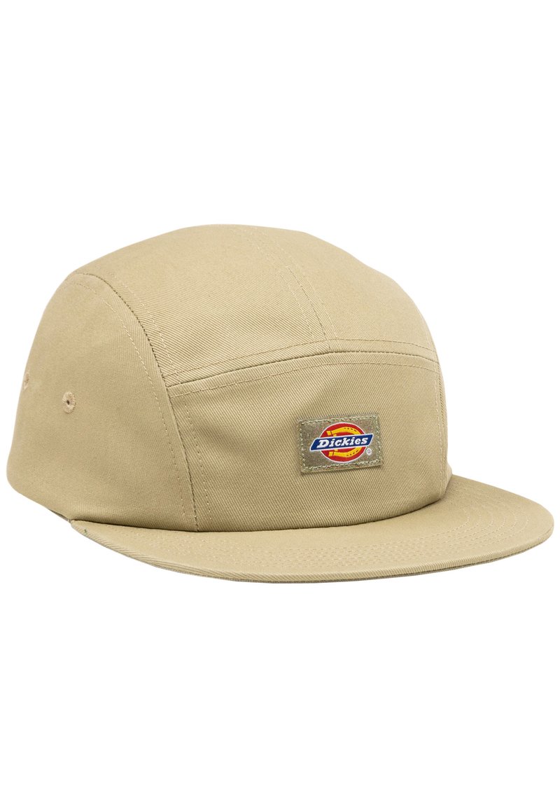 Beige lippalakki, joka on valmistettu kestävästä kankaasta, sisältää litteän lakanan ja edessä on "Dickies"-logo-epäonnistuminen. Ompeleet ovat näkyvissä.