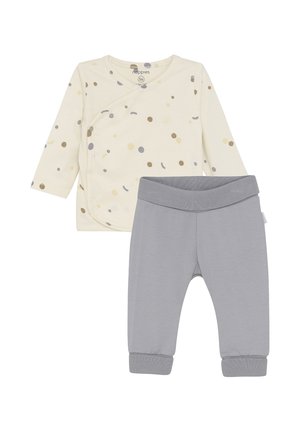 Baumwollbabyoutfit mit einem cremefarbenen Langarm-Wickeloberteil mit mehrfarbigen Punkten und grauen Bündchenhosen mit elastischem Bund.