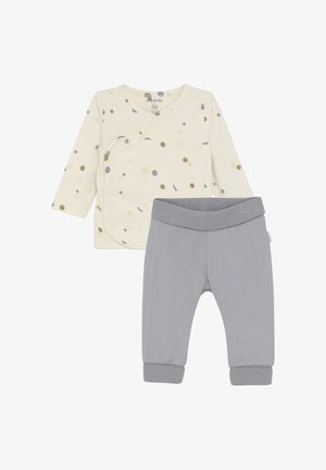 Ensemble pour bébé en coton comprenant un haut enveloppant à manches longues crème avec des taches multicolores et un pantalon extensible gris avec des poignets et une ceinture élastique.