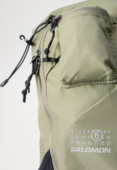MM6 Maison Margiela TRAIL BLAZER UNISEX - Mochila - deep lichen green