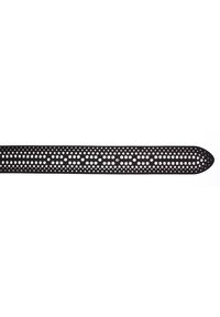 Ceinture en cuir perforé noir avec des trous ronds espacés uniformément. Extrémité effilée pour un ajustement facile. Texture lisse et bords nets.