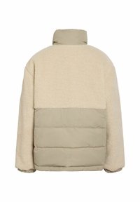Beżowa kurtka z miękkim, polarowym materiałem na górze i pikowanym tyłem, wysoki kołnierz oraz elastyczne mankiety, pokazana od tyłu na białym tle.