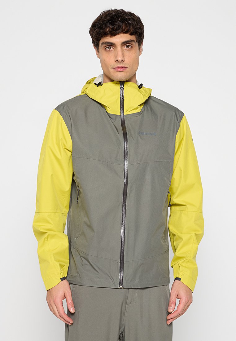 Veste imperméable grise et jaune avec capuche, dotée de poches avant zippées et d'une texture lisse. Légère, conçue pour une utilisation en extérieur.
