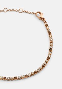 Rózsaszín arany nyaklánc, amely négyzet alakú, barna és átlátszó kristályok sorozatával készült, összekapcsolt láncformában, homárzárral befejezve.