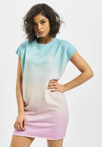 Shift dress in blue to pink gradient, short sleeves, fabric with a soft texture, features a palm graphic on the chest.
