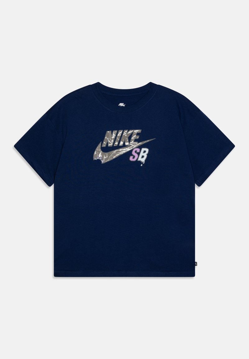 Camiseta de algodón de color azul marino con un gran logo reflectante de Nike y "SB" en lavanda. Manga corta y escote redondo clásico.
