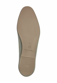 Grijze suède schoenzool met een beige rubberen buitenzool. Bevat een profielpatroon voor grip, inclusief het merk "Toms" en maatmarkeringen.