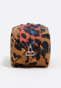 Bolso de estampado de leopardo en tonos marrones y naranjas. Forma cuadrada con un zipper plateado y un detalle de hardware triangular en la parte superior. Textura brillante.