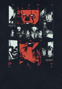 Projekt graficzny z ciemnym tłem, czerwonym i białym tekstem oraz wieloma obrazami klauna o przesadnych cechach i ekspresjach.