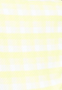 Tecido com um padrão quadriculado em tiras alternadas de amarelo claro e branco, superfície texturizada, acabamento suave e toque macio.