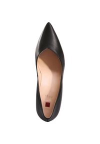 Scarpa elegante nera in pelle con tacco alto e punta affusolata, dotata di un design a taglio. Presenta un interno beige e un accento quadrato rosso sul tallone.