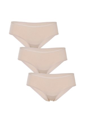 Tre slip bikini beige senza cuciture da donna impilati con una fascia elastica liscia su sfondo bianco.
