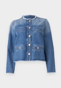 Veste en denim bleu avec manches longues, coupe cropped, deux poches avant et boutons argentés. Présente un col et un ourlet effilochés.