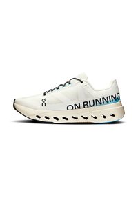 Bílé běžecké boty s síťovaným svrškem, černými tkaničkami a textem "ON RUNNING". Podešev má výřezy a kontrastní modrý akcent.