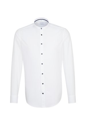 Weißes Herrenhemd mit langen Ärmeln, Stehkragen und schwarzen Knöpfen vorne, vor einfarbigem Hintergrund präsentiert.