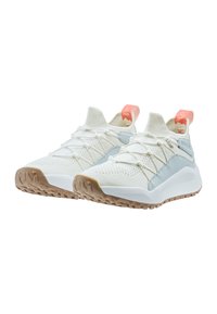 Scarpe da ginnastica bianche e azzurro chiaro con una tomaia testurizzata, lacci elastici e dettagli rosa sul tallone, dotate di una suola in gomma con motivo.