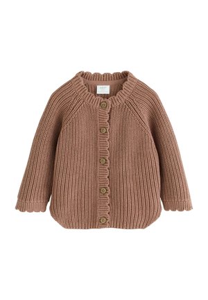 Brun strikket babycardigan med lange ærmer og fem knapper foran, med ribbet struktur og bølgekant på ærmer og kant.