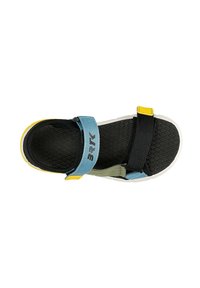Sandalo sportivo con suola nera testurizzata, cinturini blu e verdi, e dettagli gialli. Chiusura regolabile in velcro per una vestibilità sicura.