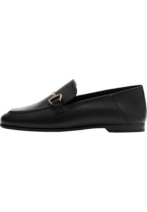 Schwarze Lederloafers mit dünner Sohle, mandelförmiger Spitze und dekorativem goldfarbenem Detail auf dem Blatt. Glatte Textur, minimales Design.