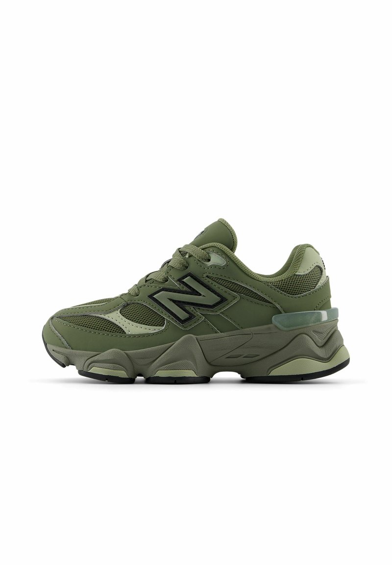 Baskets de sport vert olive avec une tige en mesh et synthétique, un col rembourré, une semelle texturée et des accents noirs sur le logo et les lacets.