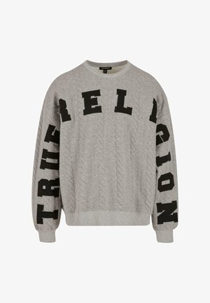 Sudadera de punto gris con letras en bloque negras que dicen "TRUE RELIGION". Presenta un cuello redondo y puños acanalados. Textura suave.
