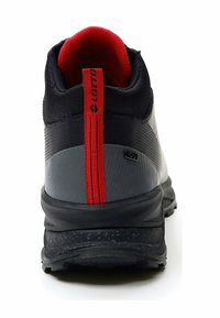 Scarpe da trekking da uomo con una tomaia nera e grigia con accenti rossi, materiale testurizzato, colletto imbottito e suola nera robusta.