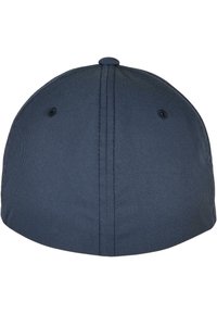 Marineblå baseballcaps i en strukturert design, laget av teksturert stoff, med en glatt topp og ventilasjonsåpninger på sidene.