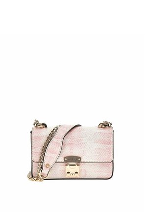 Sac à main rectangulaire rose clair à motif peau de serpent avec bandoulière chaîne dorée et fermoir doré gravé "GUESS EST. 1981" sur le devant.