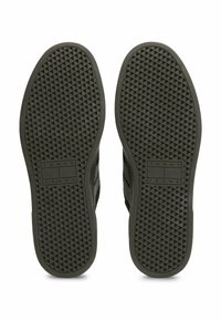 Schwarze Sneaker-Sohlen mit einem strukturierten, diamantförmigen Muster. Mit einem in die Mitte geprägten Logo. Aus Gummi gefertigt und für Grip konzipiert.