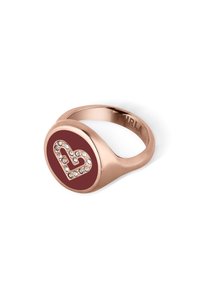 Roze gouden ring met een ronde bordeauxkleurige emaille bovenkant, versierd met een hartontwerp bezet met heldere kristallen. Gladde, gepolijste afwerking.