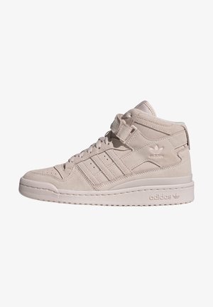 Beige högskurna sneakers i mocka, med tre sidostråk, ett rem över vristen och en texturerad gummisula.
