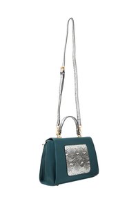 Borsa sintetica teal con un pannello in tessuto effetto serpente argentato, doppi manici superiori e una tracolla removibile per l'uso a tracolla.
