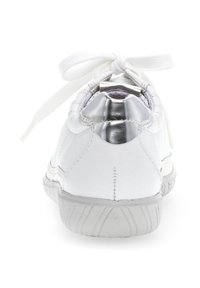 Witte sneaker met een soepel leren bovenwerk, zilveren accent op de hiel en witte veters. Rond profiel en een gestructureerde rubberen buitenzool.