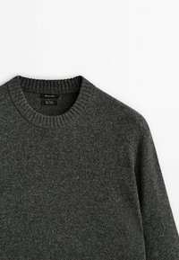 Pull en laine gris foncé à col rond côtelé, plié à plat sur fond blanc.